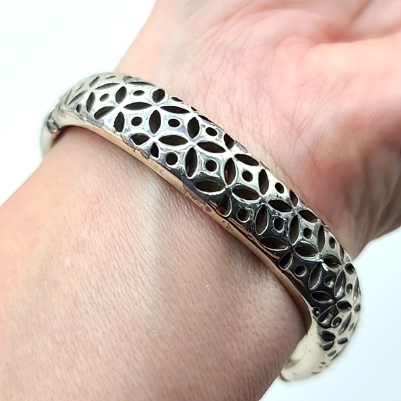 Brighton "GEO TWIRL" Hinged Wavy Silver Bangle w Cut-Out Patterned Detail! - Picture 11 of 12